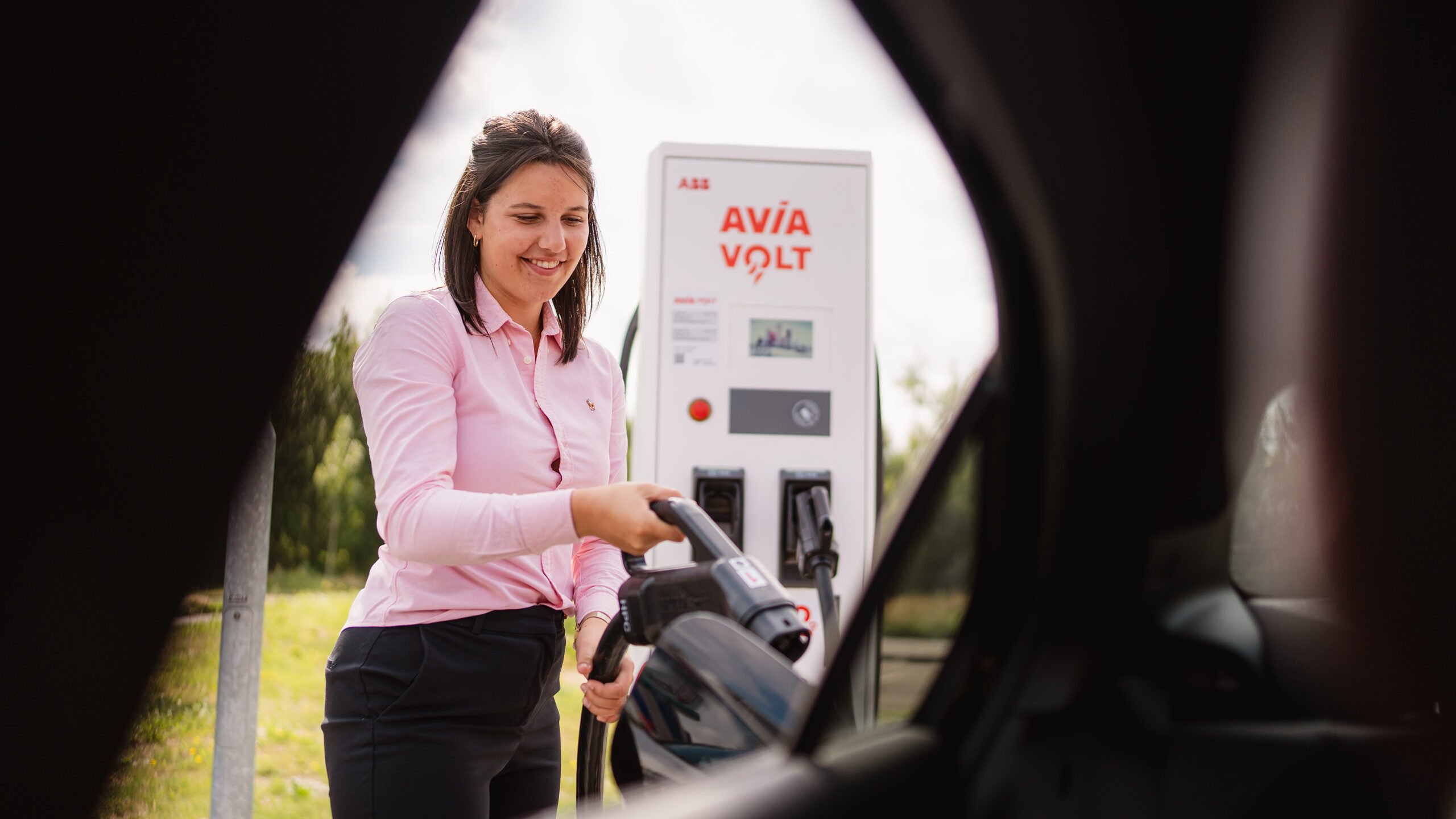 AVIA VOLT-laadpaal op een parkeerplaats